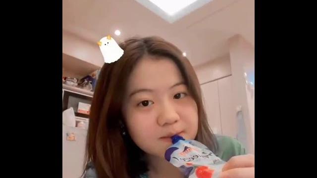Cewek cantik pamer susu sambil di mainin Cewek cantik pamer susu sambil di mainin
