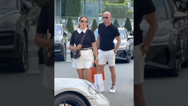 Pasangan kaya yang cantik meninggalkan hotel paris dengan porsche setelah berbelanja #monaco #mew... Pasangan kaya yang cantik meninggalkan hotel paris dengan porsche setelah berbelanja #monaco #mew...