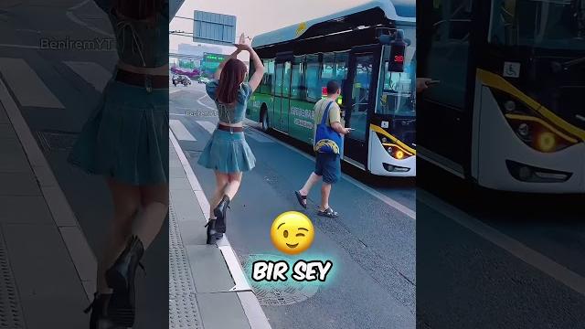 Çin'de kizlar otobüsleri dans ederek durduruyor! Çin'de kizlar otobüsleri dans ederek durduruyor!