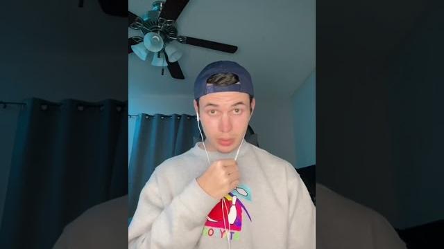 Streamer hits girlfriend Streamer hits girlfriend