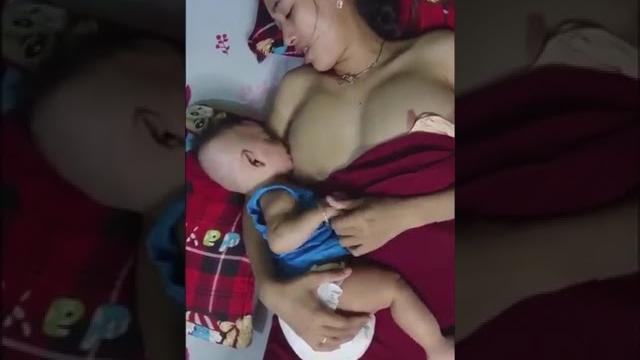 Ibu menyusui bayi, sambil meniduri Ibu menyusui bayi, sambil meniduri