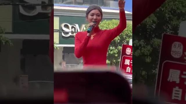 港星#李彩烨 街头商演好落魄!穿紧身裙卖力献唱,被曝出场费48万 港星#李彩烨 街头商演好落魄!穿紧身裙卖力献唱,被曝出场费48万