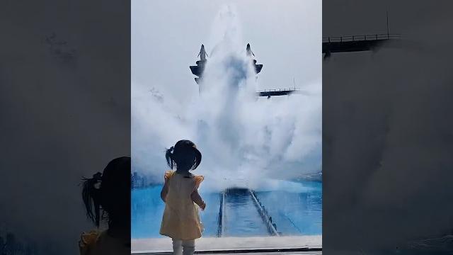 Reaksi polos bocah lihat kereta air meluncur! Reaksi polos bocah lihat kereta air meluncur!