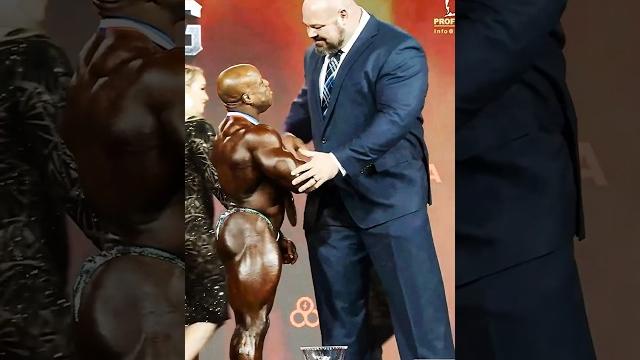 Bodybuilder vs. strongman. #shorts #bodybuilder #strongman Bodybuilder vs. strongman. #shorts #bodybuilder #strongman