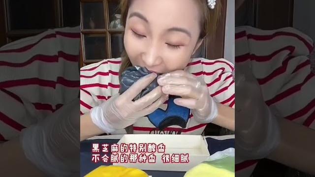 Crepe roll cake eating mukbang Crepe roll cake eating mukbang