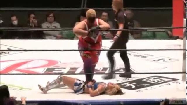 Barefoot wrestlers get stomped Barefoot wrestlers get stomped