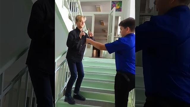 Жесткая туса на лестнице в школе!!!! Жесткая туса на лестнице в школе!!!!