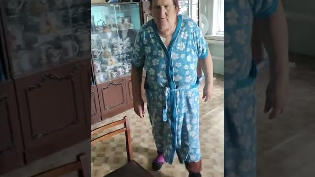 Бабушка избивает внука Бабушка избивает внука