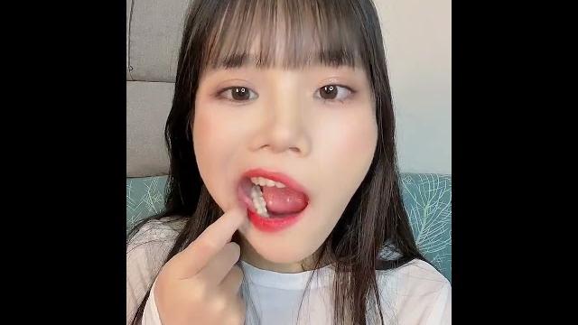 关注美女姐姐口腔健康口腔检查牙齿喉咙扁桃体欣赏了解更多 关注美女姐姐口腔健康口腔检查牙齿喉咙扁桃体欣赏了解更多