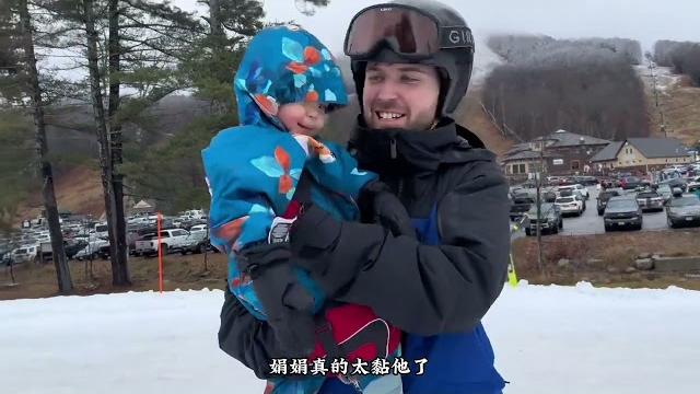 2023年的最后一天,我和蜜儿都学会了如何滑单板。#滑雪 #滑雪 2023年的最后一天,我和蜜儿都学会了如何滑单板。#滑雪 #滑雪
