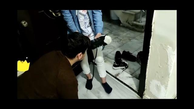 Krali̇çe köle - ayakkabi koklatiyor Krali̇çe köle - ayakkabi koklatiyor