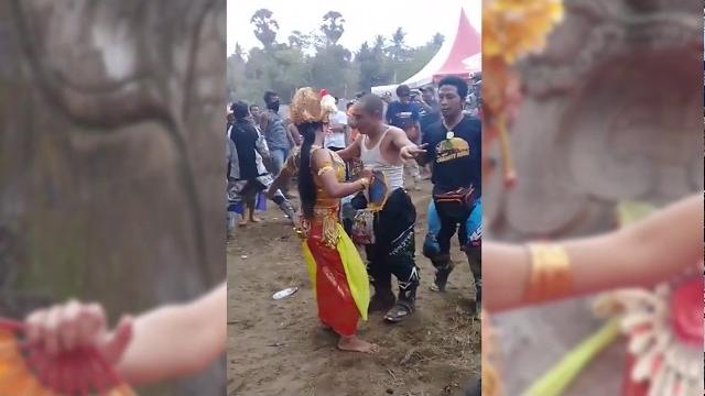 Tari bumbung alias joged bumbung,seni tari dari bali Tari bumbung alias joged bumbung,seni tari dari bali