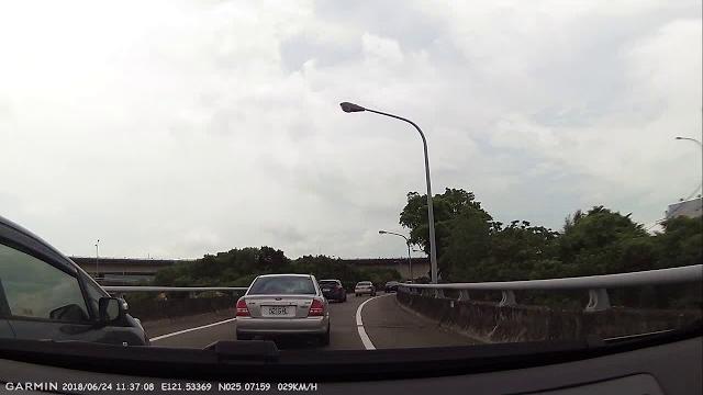 Honda fit 7201-vk 惡劣逼車且未打方向燈 Honda fit 7201-vk 惡劣逼車且未打方向燈