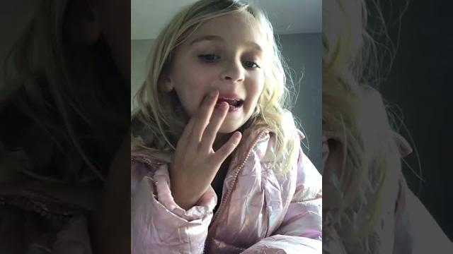 Novinha mostrando a roupinha Novinha mostrando a roupinha