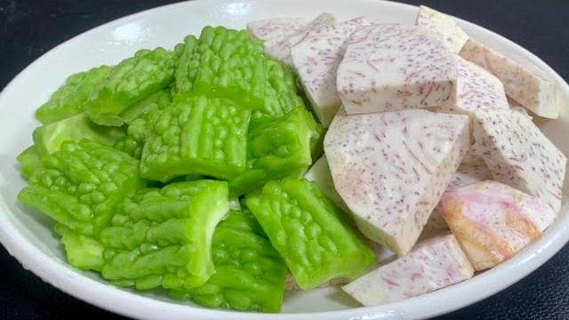 香芋搭配苦瓜是绝配,老奶奶教我步骤,出锅软糯入味,鲜香入味,比红烧肉还好吃#美食製作 #美食教程 #美食 香芋搭配苦瓜是绝配,老奶奶教我步骤,出锅软糯入味,鲜香入味,比红烧肉还好吃#美食製作 #美食教程 #美食