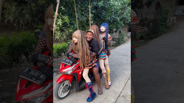 Cowo ganteng naik motor bawa tiga cewe cantik Cowo ganteng naik motor bawa tiga cewe cantik