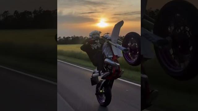 Bike️#supermoto #husqvarna #ktm #supermot #wheelie #stuntriding #4stroke #motolife #exc #stunt Bike️#supermoto #husqvarna #ktm #supermot #wheelie #stuntriding #4stroke #motolife #exc #stunt