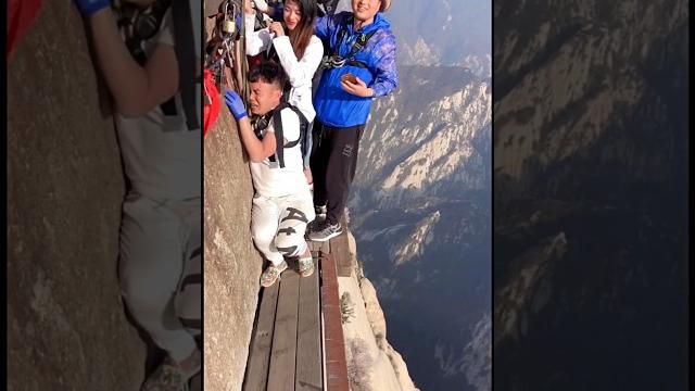 Mountain climbing gone wrong #shorts mount huangshan #ytshorts Mountain climbing gone wrong #shorts mount huangshan #ytshorts