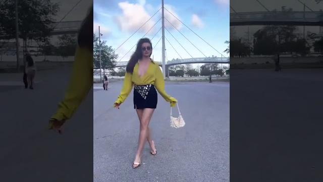 Burcu özberk barcelona yürüyüş seksi Burcu özberk barcelona yürüyüş seksi