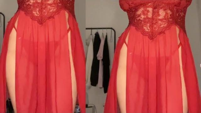 G string tante warna merah terlihat jelas G string tante warna merah terlihat jelas