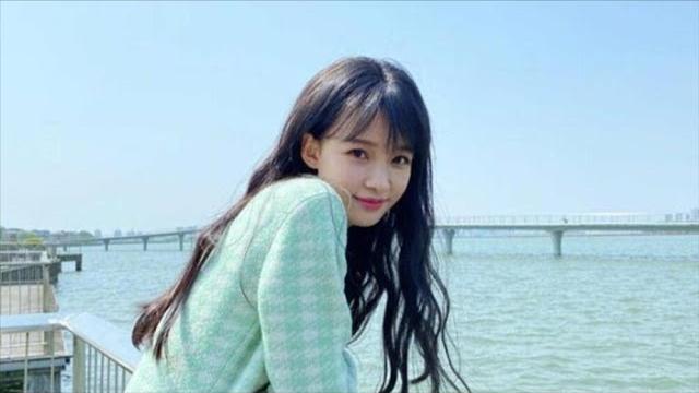 孙怡薄荷绿上衣搭波浪长发,倚栏杆回眸浅笑,甜美可爱少女感依旧 孙怡薄荷绿上衣搭波浪长发,倚栏杆回眸浅笑,甜美可爱少女感依旧