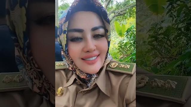 Ditawari jajan oleh bu kades gunung menyan_agus official Ditawari jajan oleh bu kades gunung menyan_agus official