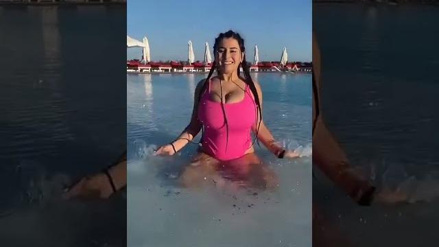 Tante toket gede #shorts #toketgede Tante toket gede #shorts #toketgede