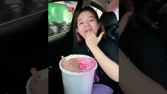 Makan ice cream se-ember pake tangan #shorts Makan ice cream se-ember pake tangan #shorts
