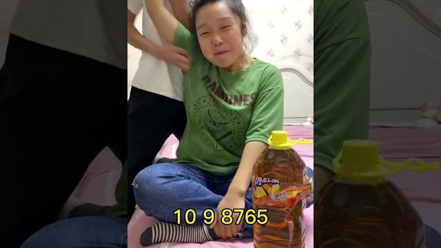 10秒挠胳肢窝 小老弟挑战失败哈哈哈 #搞笑 #搞笑夫妻 #绑架挠痒痒 10秒挠胳肢窝 小老弟挑战失败哈哈哈 #搞笑 #搞笑夫妻 #绑架挠痒痒