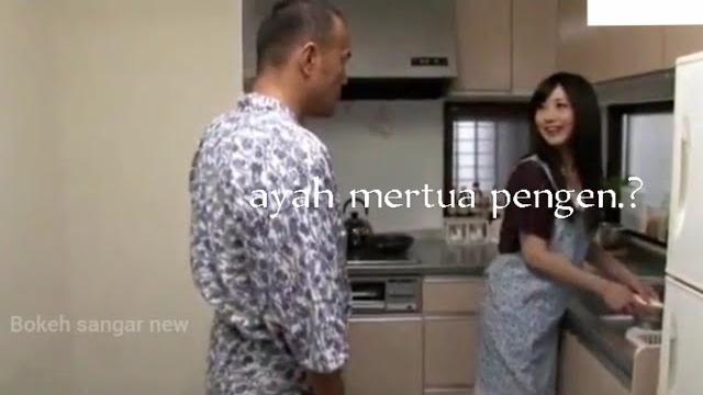Ayah mertua minta cis saat aku sedang cuci piring Ayah mertua minta cis saat aku sedang cuci piring