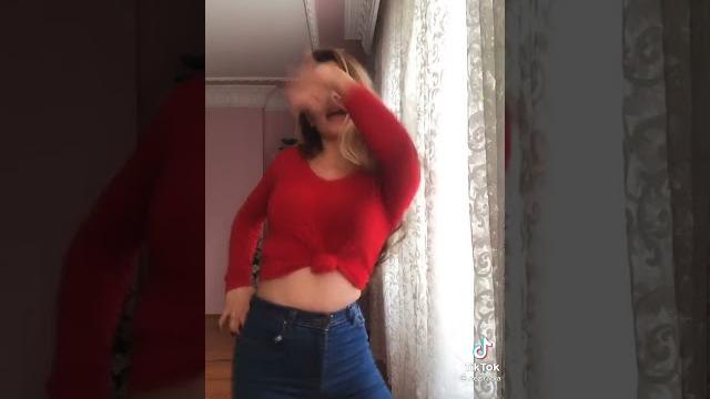 Türk liseli kız kocaman göğüsüyle azdırıyor Türk liseli kız kocaman göğüsüyle azdırıyor
