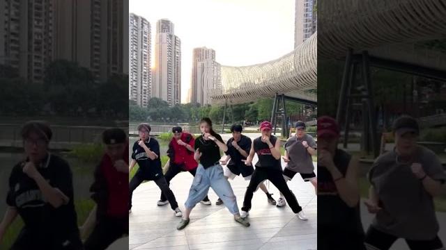 浏览量突破五亿次的洗脑神曲-恐龙杠狼! #china#life#studio#恐龙杠狼 浏览量突破五亿次的洗脑神曲-恐龙杠狼! #china#life#studio#恐龙杠狼