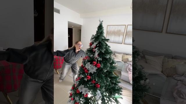 Как мама убирает елку Как мама убирает елку