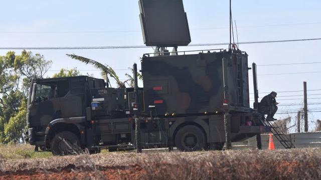 軍聞導讀20250520:陸軍鷹眼野戰防空相列雷達系統曝光?-國防創新小組再公開徵集? 尋「可攜式無人機反制系統」-國軍7.65億後備手持無線電案決標 陸軍5019支新機明年交畢(什麼規呢?) 軍聞導讀20250520:陸軍鷹眼野戰防空相列雷達系統曝光?-國防創新小組再公開徵集? 尋「可攜式無人機反制系統」-國軍7.65億後備手持無線電案決標 陸軍5019支新機明年交畢(什麼規呢?)