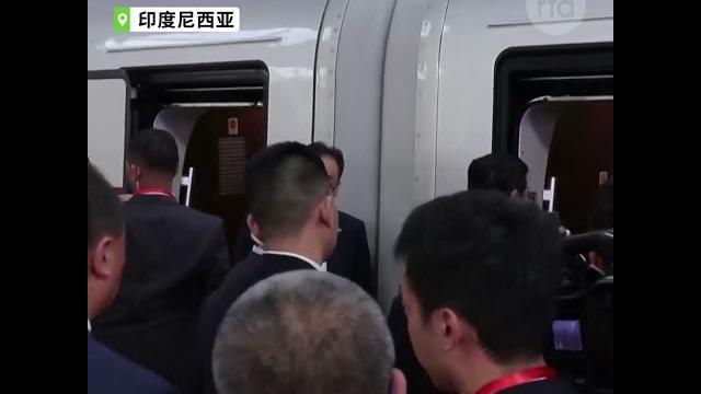 【李强试乘雅万高铁 与印尼官员讨论将雅万高铁延伸到泗水】 【李强试乘雅万高铁 与印尼官员讨论将雅万高铁延伸到泗水】