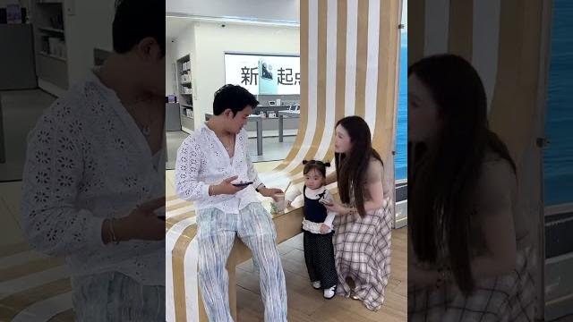 Mom walked the baby to the supermarket and couldn't take a look. unexpectedly, the little guy dr Mom walked the baby to the supermarket and couldn't take a look. unexpectedly, the little guy dr