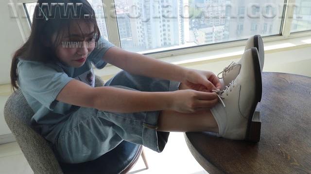 挠女孩脚心 tickling 挠女孩脚心 tickling