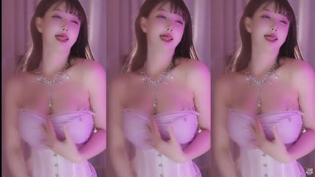 斗鱼minana米娜~动感光波热舞~露大半个奶,疯狂抖胸~ 斗鱼minana米娜~动感光波热舞~露大半个奶,疯狂抖胸~