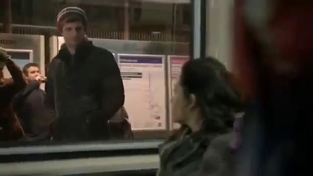 Metroda kızı elliyor Metroda kızı elliyor