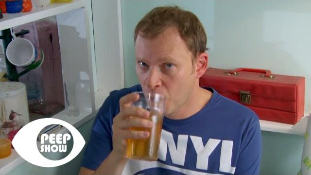 Jeremy drinks his own pee - peep show Jeremy drinks his own pee - peep show