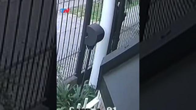 Los tiraron de la moto para robarles: las víctimas cayeros en la vereda contra una reja Los tiraron de la moto para robarles: las víctimas cayeros en la vereda contra una reja