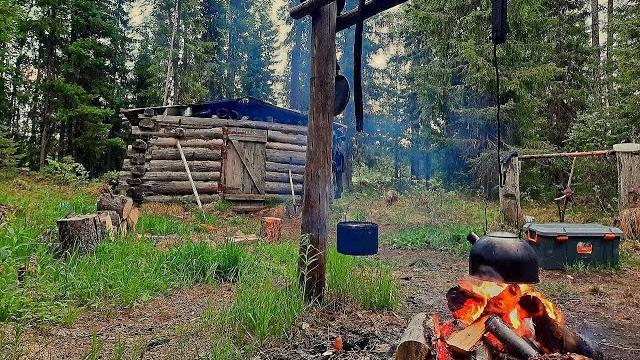 Рыбалка в сказочных местах. косолапый ходит рядом, рыба ловится! живём в избушке у озера. тайга. Рыбалка в сказочных местах. косолапый ходит рядом, рыба ловится! живём в избушке у озера. тайга.