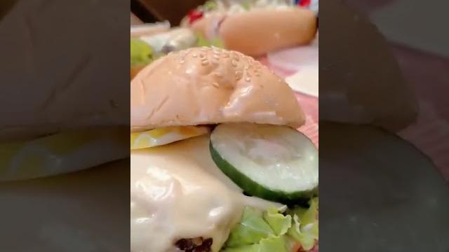 Polyn's burger deluxe Polyn's burger deluxe