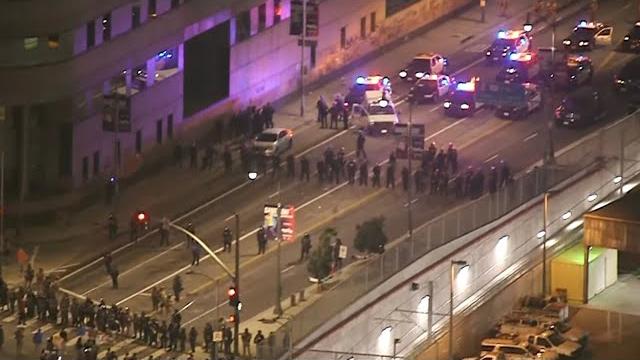 Live: feds in standoff with protesters in downtown la Live: feds in standoff with protesters in downtown la