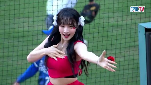 05/30 富邦 vs 台鋼 中場,安芝儇及mingo在一三壘側的看台上帶來k-pop舞蹈表演 05/30 富邦 vs 台鋼 中場,安芝儇及mingo在一三壘側的看台上帶來k-pop舞蹈表演