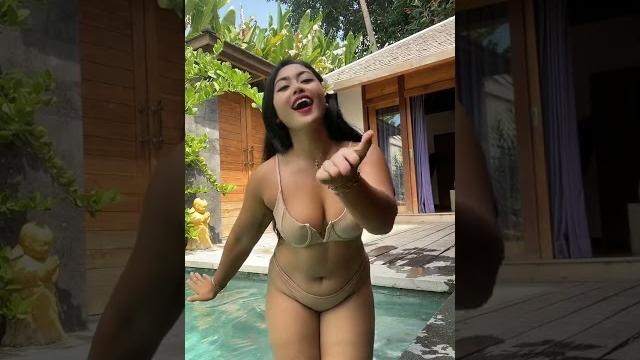 Mandi cewek bali... Mandi cewek bali...