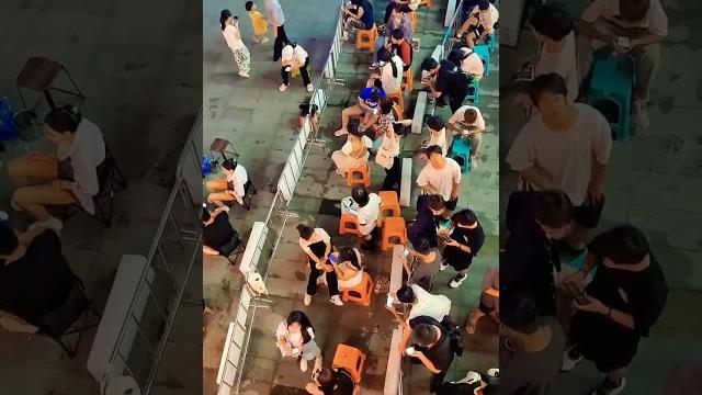 看不懂的网红经济,狗头萝莉卖的煎饼有多好吃 #就业 #地摊 #网红小吃#狗头萝莉 看不懂的网红经济,狗头萝莉卖的煎饼有多好吃 #就业 #地摊 #网红小吃#狗头萝莉