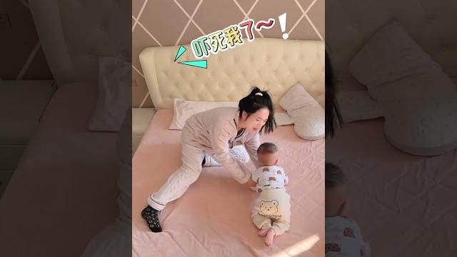 妈妈睡着了对着儿子就是一脚,母爱的重量有点太沉了!#funny#萌娃#cute 妈妈睡着了对着儿子就是一脚,母爱的重量有点太沉了!#funny#萌娃#cute