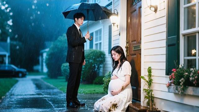 He forced pregnant wife to kneel all night in rain, wife made decision, he repented after she died He forced pregnant wife to kneel all night in rain, wife made decision, he repented after she died