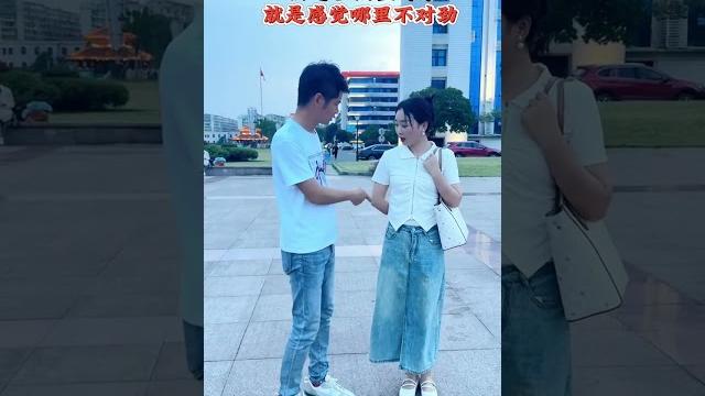 在公园散步偶遇隔壁邻居,就是感觉哪里不对劲#劇情#人生百態#shorts 在公园散步偶遇隔壁邻居,就是感觉哪里不对劲#劇情#人生百態#shorts